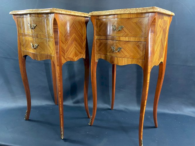 Paire de chevets à décor marqueté ornement bronze plateau marbre style Louis XV