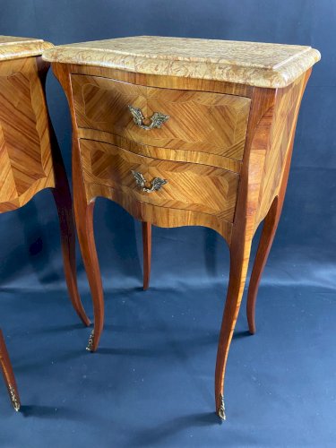 Paire de chevets à décor marqueté ornement bronze plateau marbre style Louis XV