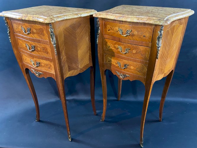 Paire de chevets à décor marqueté ornement bronze plateau marbre style Louis XV