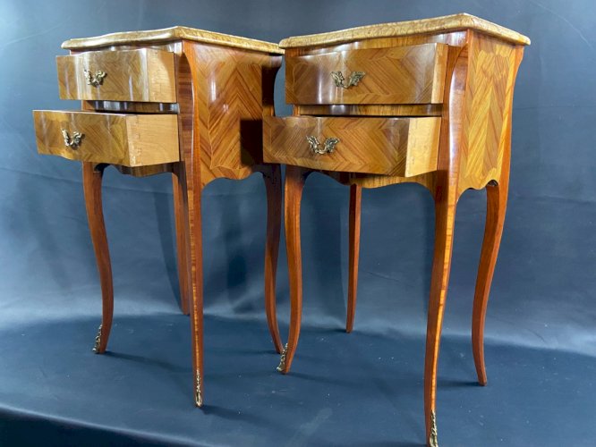 Paire de chevets à décor marqueté ornement bronze plateau marbre style Louis XV