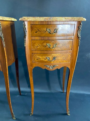Paire de chevets à décor marqueté ornement bronze plateau marbre style Louis XV