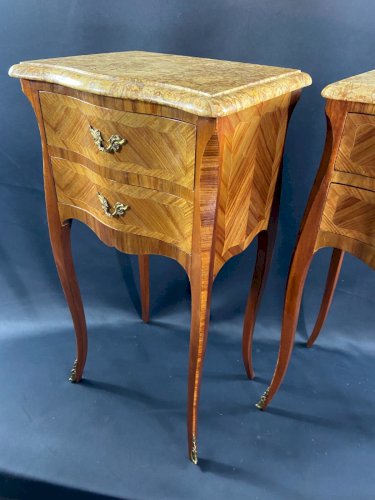 Paire de chevets à décor marqueté ornement bronze plateau marbre style Louis XV