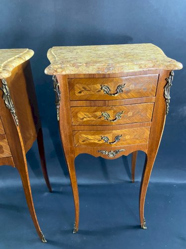 Paire de chevets à décor marqueté ornement bronze plateau marbre style Louis XV