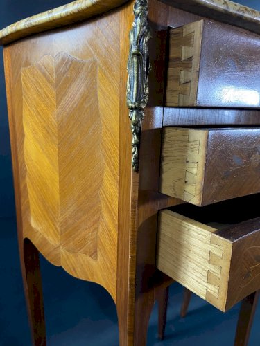 Paire de chevets à décor marqueté ornement bronze plateau marbre style Louis XV