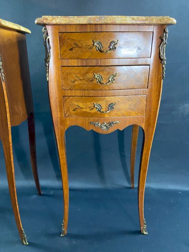 Paire de chevets à décor marqueté ornement bronze plateau marbre style Louis XV