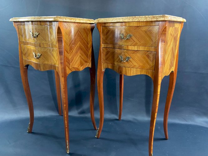 Paire de chevets à décor marqueté ornement bronze plateau marbre style Louis XV
