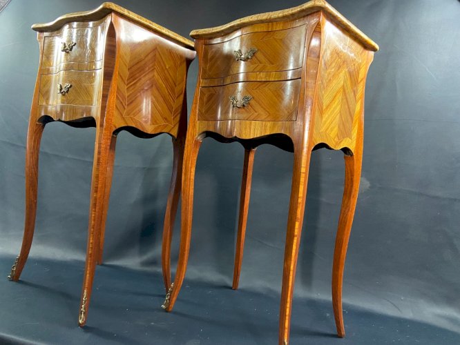 Paire de chevets à décor marqueté ornement bronze plateau marbre style Louis XV