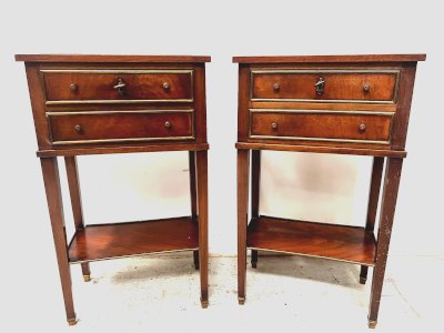 Paire de chevets de style Louis XVI en acajou et placage XX siècle