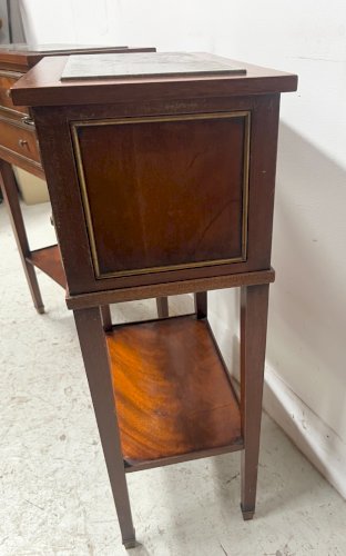 Paire de chevets de style Louis XVI en acajou et placage XX siècle