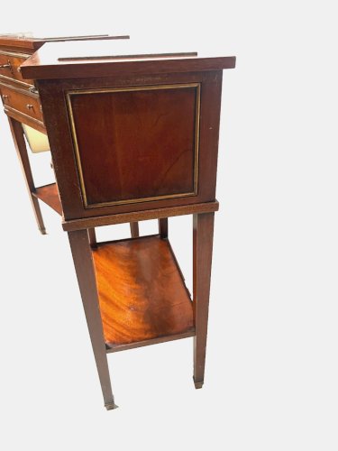 Paire de chevets de style Louis XVI en acajou et placage XX siècle