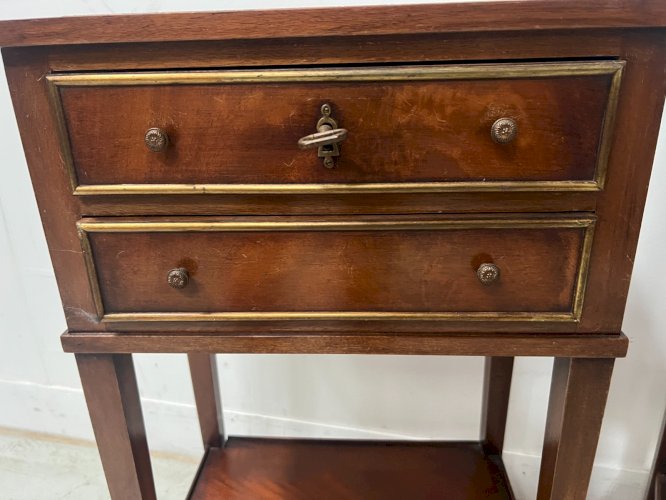 Paire de chevets de style Louis XVI en acajou et placage XX siècle