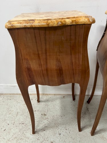 Paire de chevets marqueté de style Louis XV Dessus marbre XX siècle