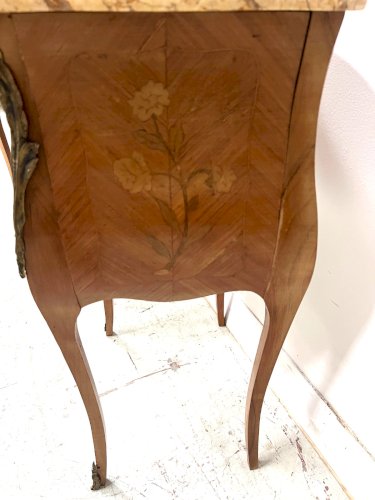 Paire de chevets marqueté de style Louis XV Dessus marbre XX siècle