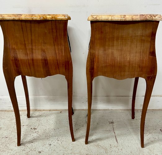 Paire de chevets marqueté de style Louis XV Dessus marbre XX siècle