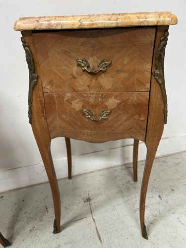 Paire de chevets marqueté de style Louis XV Dessus marbre XX siècle