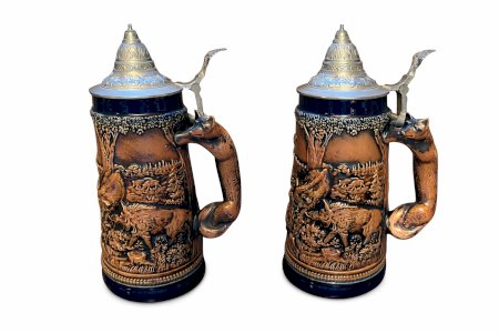 Paire de chopes à bière allemandes – “Waidmanns Heil” – Relief chasse