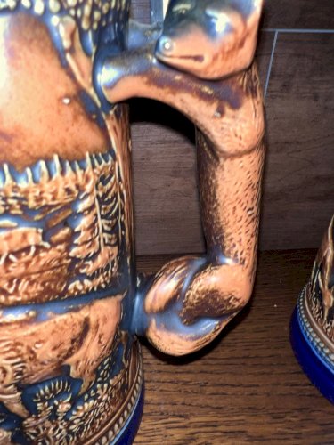 Paire de chopes à bière allemandes – “Waidmanns Heil” – Relief chasse