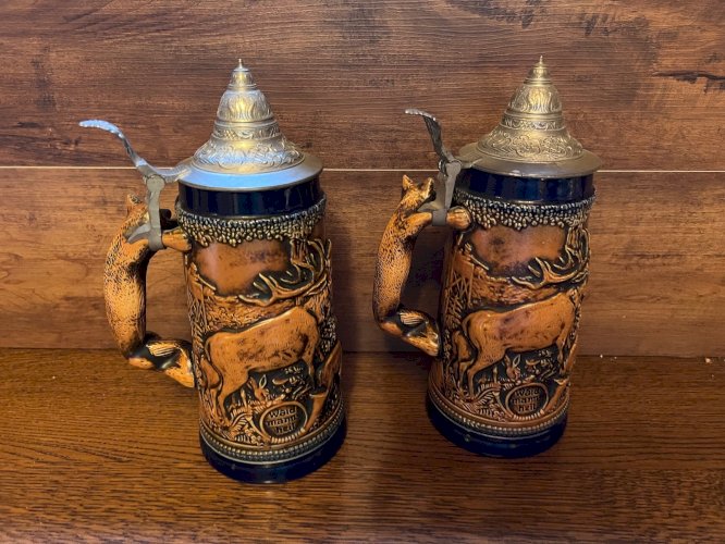 Paire de chopes à bière allemandes – “Waidmanns Heil” – Relief chasse