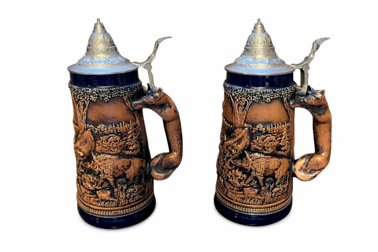Paire de chopes à bière allemandes – “Waidmanns Heil” – Relief chasse