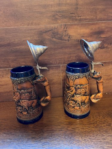 Paire de chopes à bière allemandes – “Waidmanns Heil” – Relief chasse