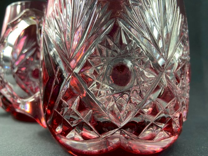 Paire de chopes à bière en cristal taillé et teinté rouge signé Etzel
