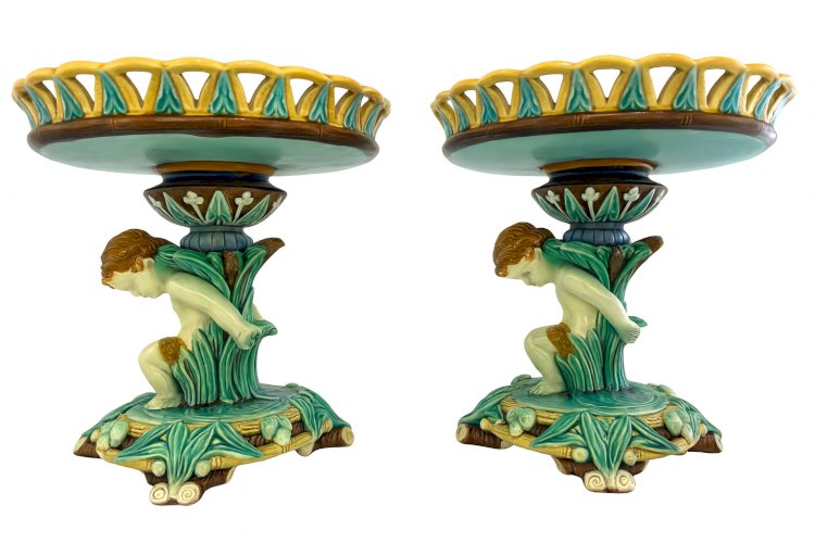 Paire de coupes en barbotine ancienne avec putti | Majolique XIXe siècle