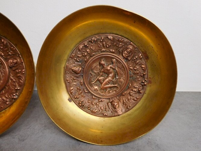 PAIRE DE COUPES OU CASSOLETTES EN BRONZE ET LAITON DU XIX ème SIECLE