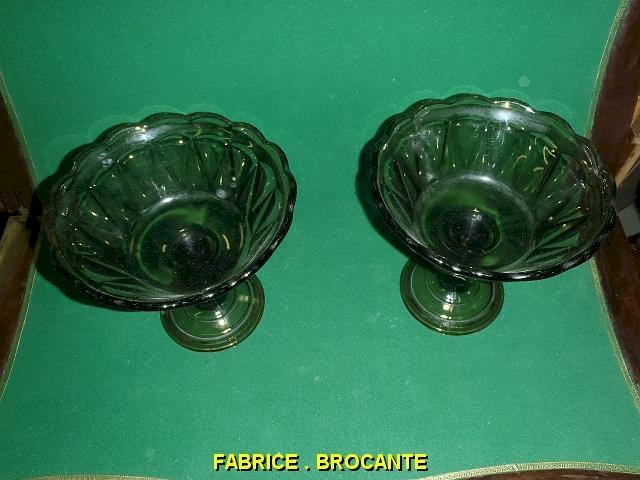 PAIRE DE COUPES OU COMPOTIERS EN VERRE