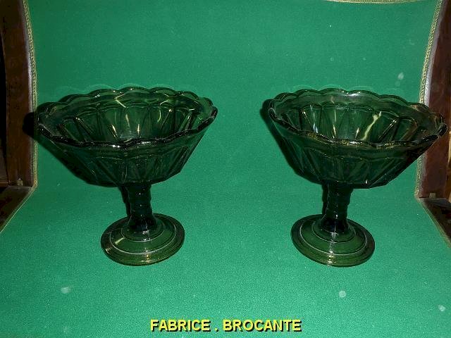 PAIRE DE COUPES OU COMPOTIERS EN VERRE