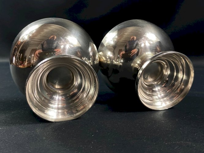 Paire de coupes sur piédouches en métal argenté de style Louis XVI