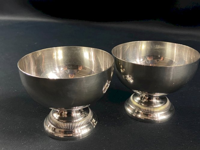 Paire de coupes sur piédouches en métal argenté de style Louis XVI