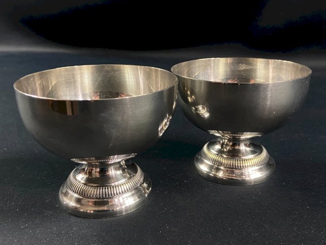 Paire de coupes sur piédouches en métal argenté de style Louis XVI