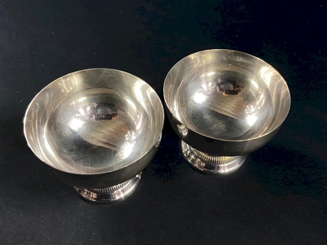 Paire de coupes sur piédouches en métal argenté de style Louis XVI