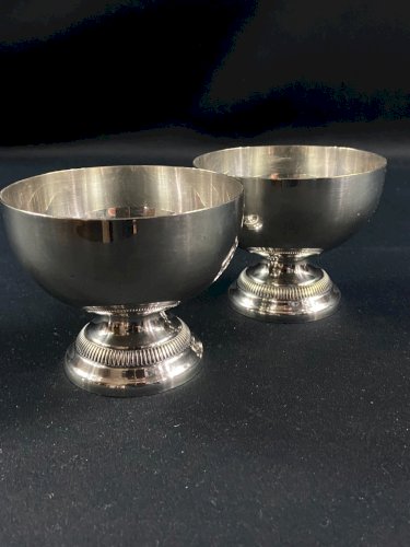 Paire de coupes sur piédouches en métal argenté de style Louis XVI