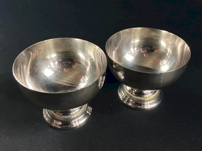 Paire de coupes sur piédouches en métal argenté de style Louis XVI