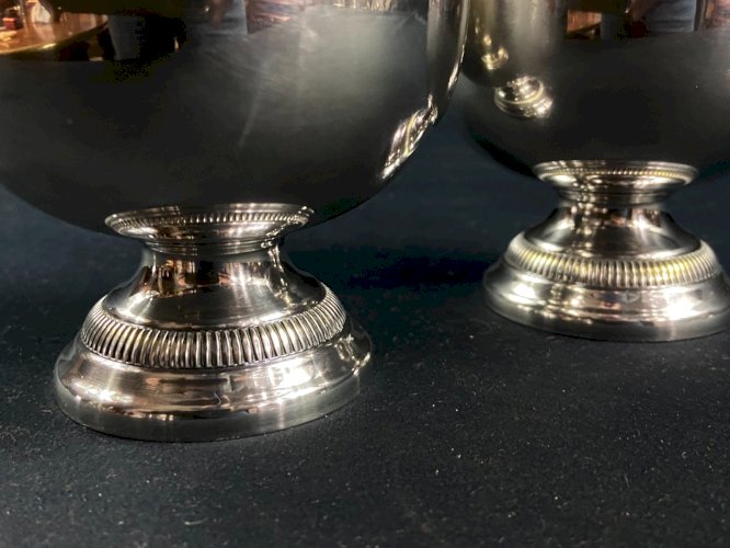 Paire de coupes sur piédouches en métal argenté de style Louis XVI