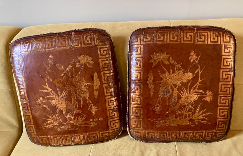 Paire de coussins en cuir laqué à décor de héron et de feuillage - Vietnam début XXe 