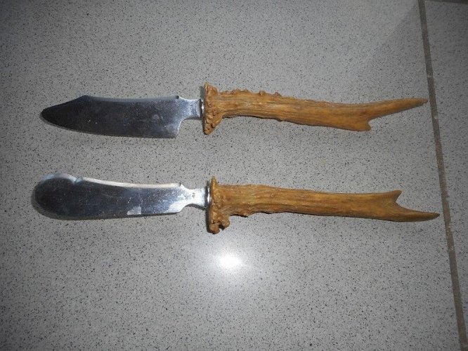 PAIRE DE COUTEAUX MANCHE CORNE DE CHEVREUIL