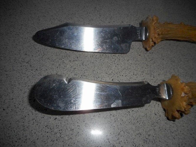 PAIRE DE COUTEAUX MANCHE CORNE DE CHEVREUIL