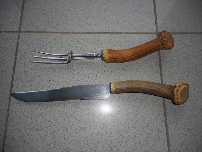 PAIRE DE COUVERTS A DECOUPER MANCHE CORNE DE CHEVREUIL