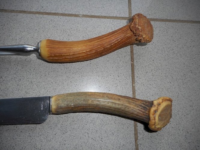 PAIRE DE COUVERTS A DECOUPER MANCHE CORNE DE CHEVREUIL