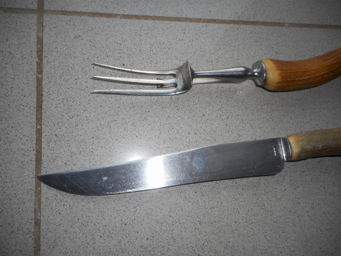 PAIRE DE COUVERTS A DECOUPER MANCHE CORNE DE CHEVREUIL