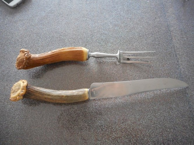 PAIRE DE COUVERTS A DECOUPER MANCHE CORNE DE CHEVREUIL