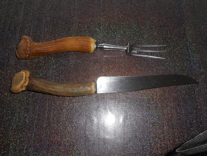 PAIRE DE COUVERTS A DECOUPER MANCHE CORNE DE CHEVREUIL
