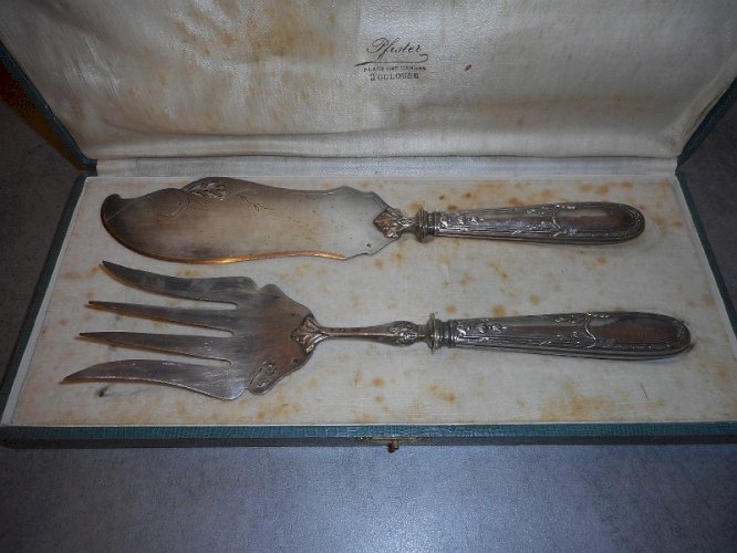 PAIRE DE COUVERTS A SERVIR EN ARGENT FOURRE DE 247.7 GRAMMES