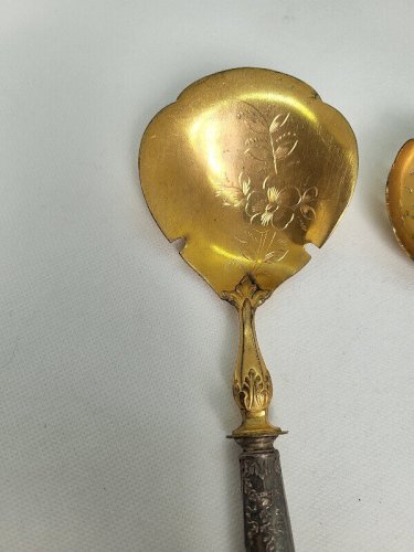 PAIRE DE COUVERTS DE SERVICE EN ARGENT FOURRE DE STYLE LOUIS XVI DE 132,5 GR