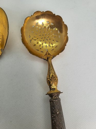 PAIRE DE COUVERTS DE SERVICE EN ARGENT FOURRE DE STYLE LOUIS XVI DE 132,5 GR