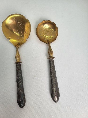 PAIRE DE COUVERTS DE SERVICE EN ARGENT FOURRE DE STYLE LOUIS XVI DE 132,5 GR