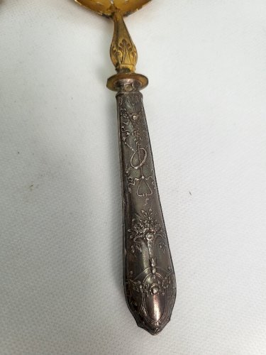 PAIRE DE COUVERTS DE SERVICE EN ARGENT FOURRE DE STYLE LOUIS XVI DE 132,5 GR