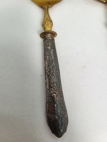 PAIRE DE COUVERTS DE SERVICE EN ARGENT FOURRE DE STYLE LOUIS XVI DE 132,5 GR